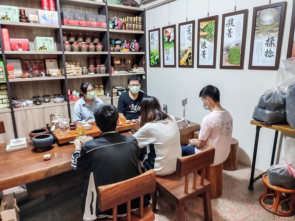 統一茗茶現任的經營者第三代的顏志峰先生，對於茶文化的推廣不遺於力。照片拍攝者：北大高中三峽學教師團隊