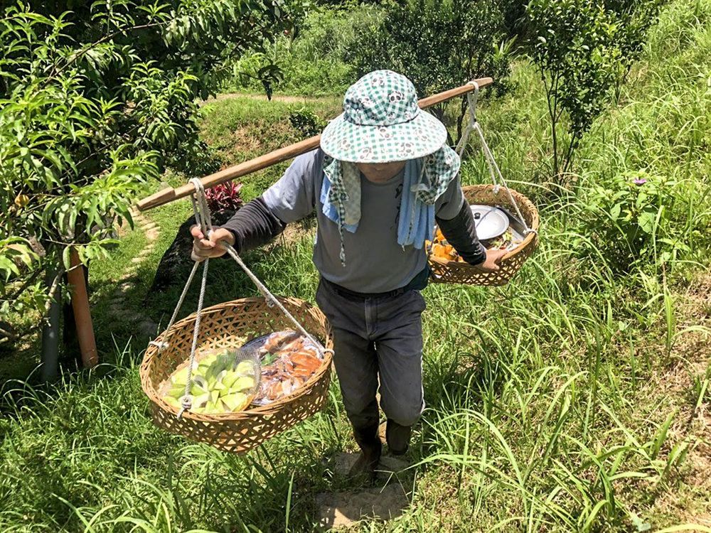 挑割稻飯照片提供者：蕭學苑