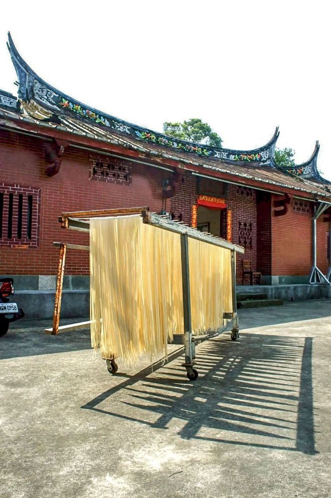 手工麵線在日光下自然風乾，展現傳統製麵工藝 照片提供者：黃君琪 / 拍攝日期：2025/03/06