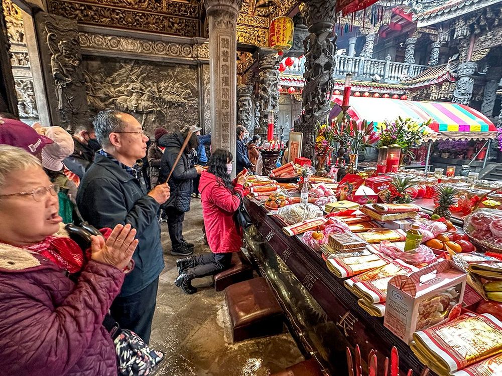 三峽祖師廟信徒祭拜 照片提供者：謝基煌、江逸傑、林岑怡、邱文仕 / 拍攝日期：2025/05/01