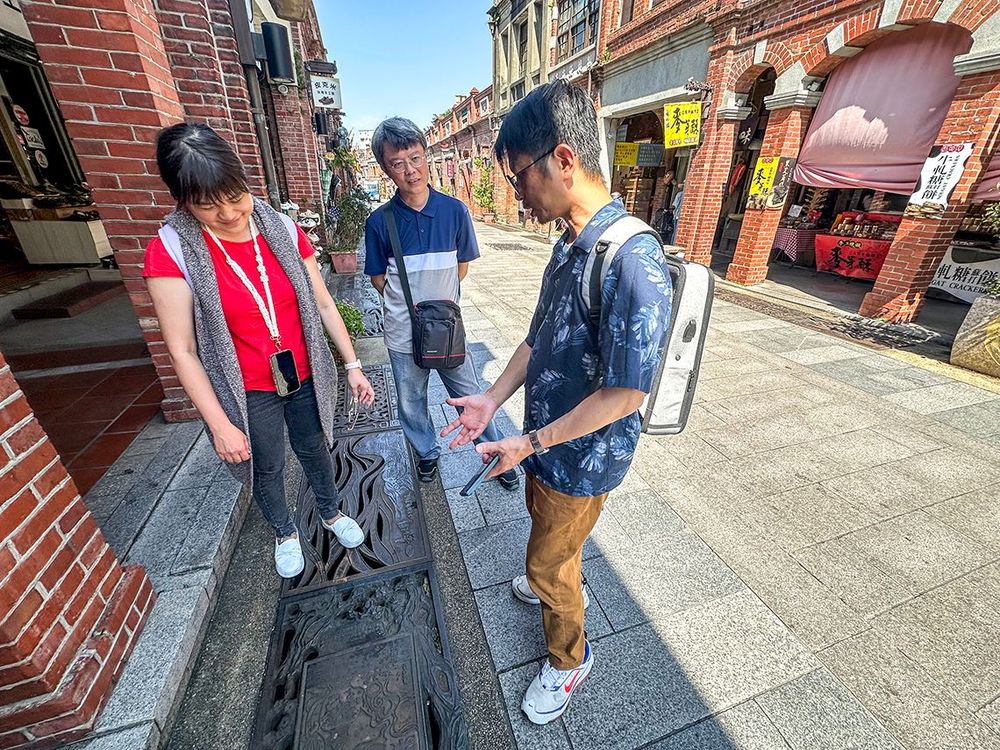 三峽老街水溝蓋 照片提供者：謝基煌、江逸傑、林岑怡、邱文仕 / 拍攝日期：2025/05/01