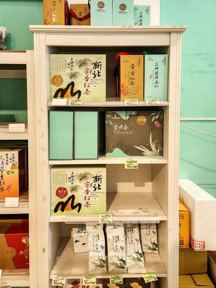鮮農直賣所呈現的茶葉商品1 照片提供者：鄭裕書 / 拍攝日期：2025/03/23