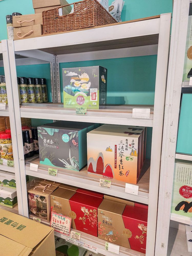 鮮農直賣所呈現的茶葉商品2 照片提供者：鄭裕書 / 拍攝日期：2025/03/23