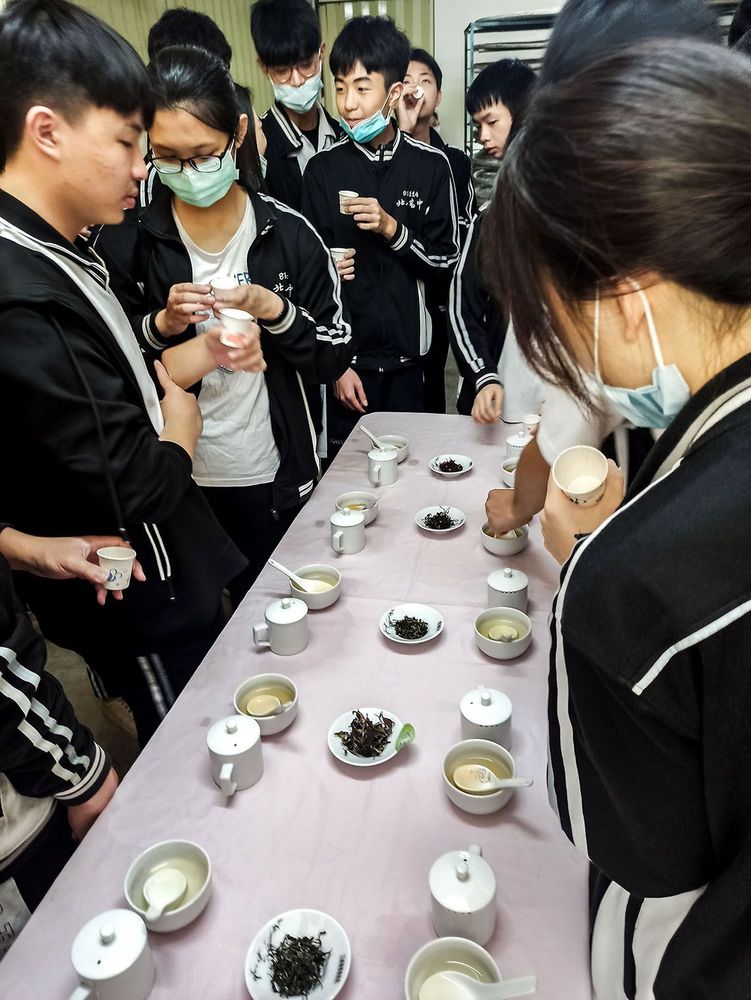 並帶領學生進行品茶識茶的活動 照片提供者：朱肇維