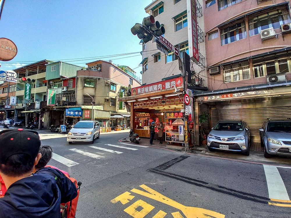 如今老街街口香腸攤林立形成特殊的香腸一條街 照片提供者：朱肇維