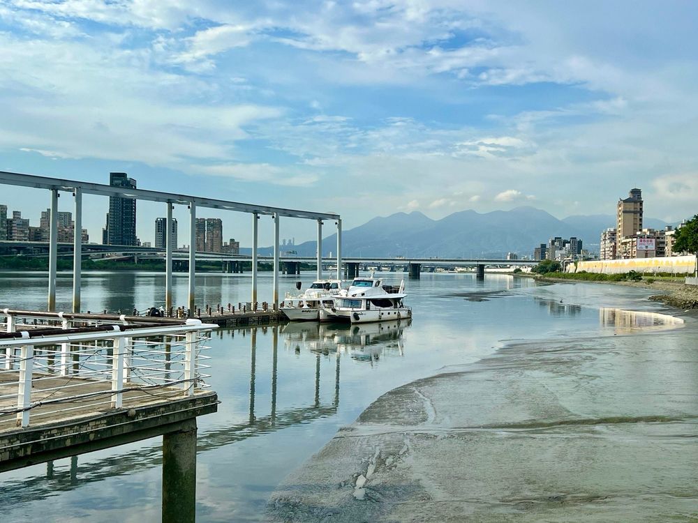從大稻埕碼頭眺望臺北橋、大屯山。(照片提供者：毛毓翔 / 拍攝日期：2025/08/21)