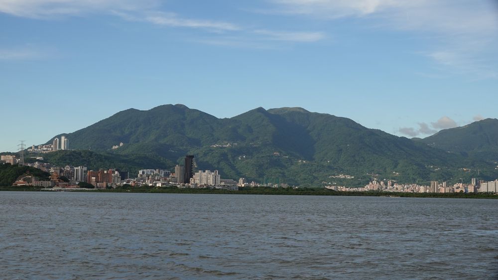 淡水河畔仰望大屯山。(照片提供者：毛毓翔 / 拍攝日期：2025/09/16)