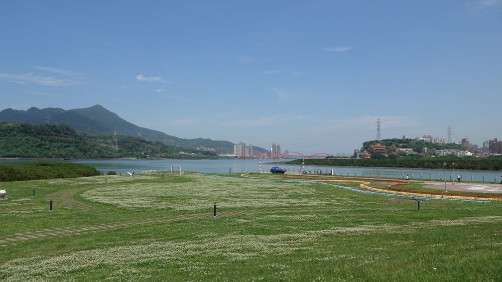 花海草坪對望觀音山。(照片提供者：毛毓翔 / 拍攝日期：2024/10/21)