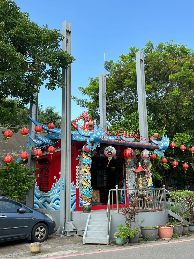 天德宮設計一座升降機，四角四支鐵柱，底下裝一底盤，將重達18 噸的廟放在上面。只要颱風警報發布，廟方人員就焚一柱清香默禱，後將廟升高。／資料來源：毛毓翔拍攝（2024年8月5日）。