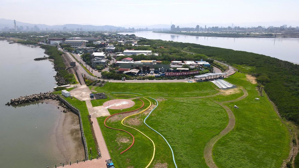 出盆口的綠弧：社子島島頭公園航拍圖。／資料來源：毛毓翔拍攝（2025年4月23日）。