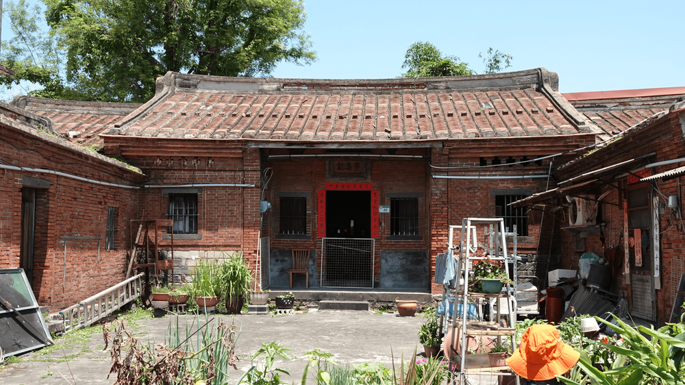 李忠記宅為雙護龍三合院的建築格局／資料來源：毛毓翔拍攝（2025年4月23日）。