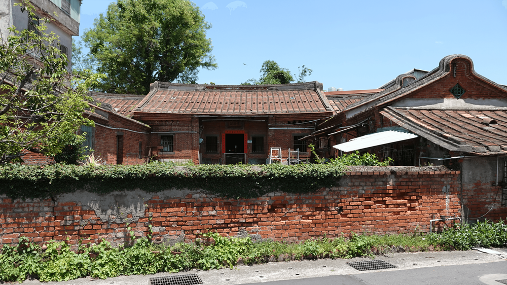 李忠記宅應對洪災，砌高基座，住在磚造的樓房，再起牆蓋屋，地基高度甚至可達一點五公尺／資料來源：毛毓翔拍攝（2025年4月23日）。