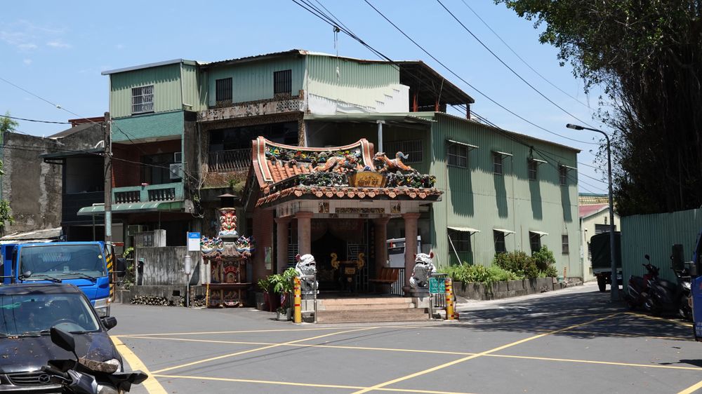 社子島富洲里（浮洲）屬低窪易淹之地，位處淡水河、基隆河之間，昔日多有水流屍漂上岸，因而形成「立廟弭禍、以敬止災」的在地慣習，許英媽廟即是其中之一。／資料來源：毛毓翔拍攝（2025年4月23日）。