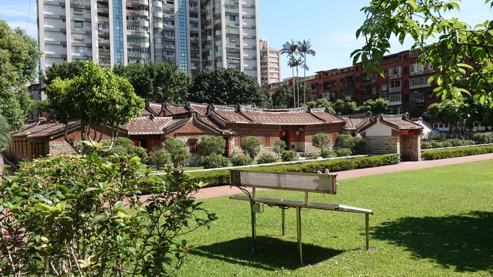 蘆洲李宅是兌山里家在蘆洲的支派之住宅，宅院約建於19-20世紀之交，座落在沼澤遍布的南港仔地帶，即蘆洲西北。建築本體採花崗岩厚牆、牆面至今仍可見洪水線。／資料來源：毛毓翔拍攝（2025年4月23日）。