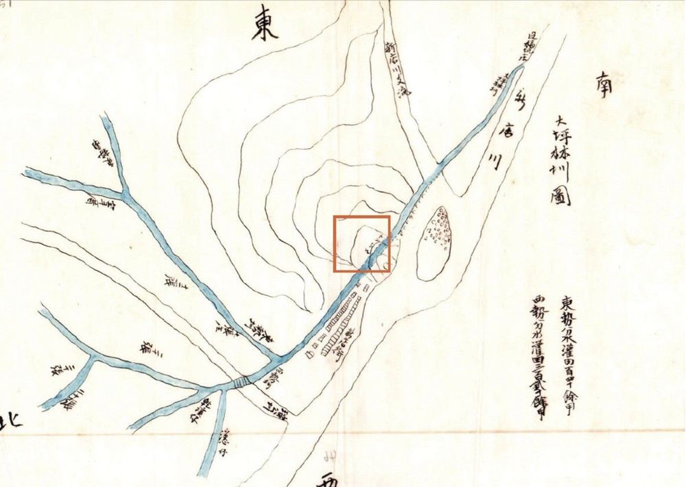 大坪林圳往北經過一處小山，其上標示「????」處就是引水石腔（紅框）。圳道經過新店街後又分東勢、西勢兩支，西勢圳則越過?公圳圳道。／資料來源：〈臺灣公共埤圳規則?件〉（1899），《臺灣總督府公文類纂》，中央研究院臺灣史研究所檔案館典藏，識別號：T0797_02_251_0001。顧雅文、李宗信、簡佑丞，《島都之河》（臺中：經濟部水利署水利規劃分署，2025），頁83。