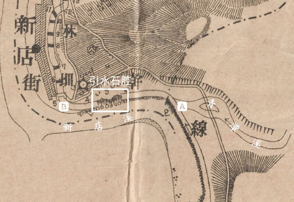 1918 年〈瑠公圳及大坪林圳圳路圖〉（局部）：北方朝上，白框處為引水石腔，A至B段為郭錫?開鑿石腔前首先試圖興築明渠的位置。／資料來源：〈水圳及大坪林圳圳路圖〉（1918），農業部農田水利署瑠公管理處（原瑠公農田水利會）典藏。顧雅文、李宗信、簡佑丞，《島都之河》（臺中：經濟部水利署水利規劃分署，2025），頁83。