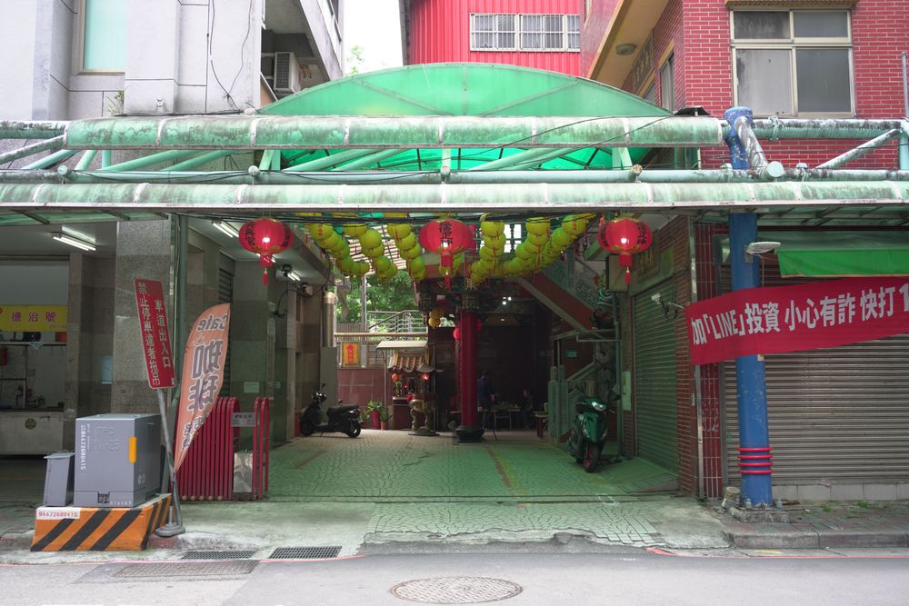 從新店路口內望長興宮／照片提供者：毛毓翔 / 拍攝日期：2025/05/27