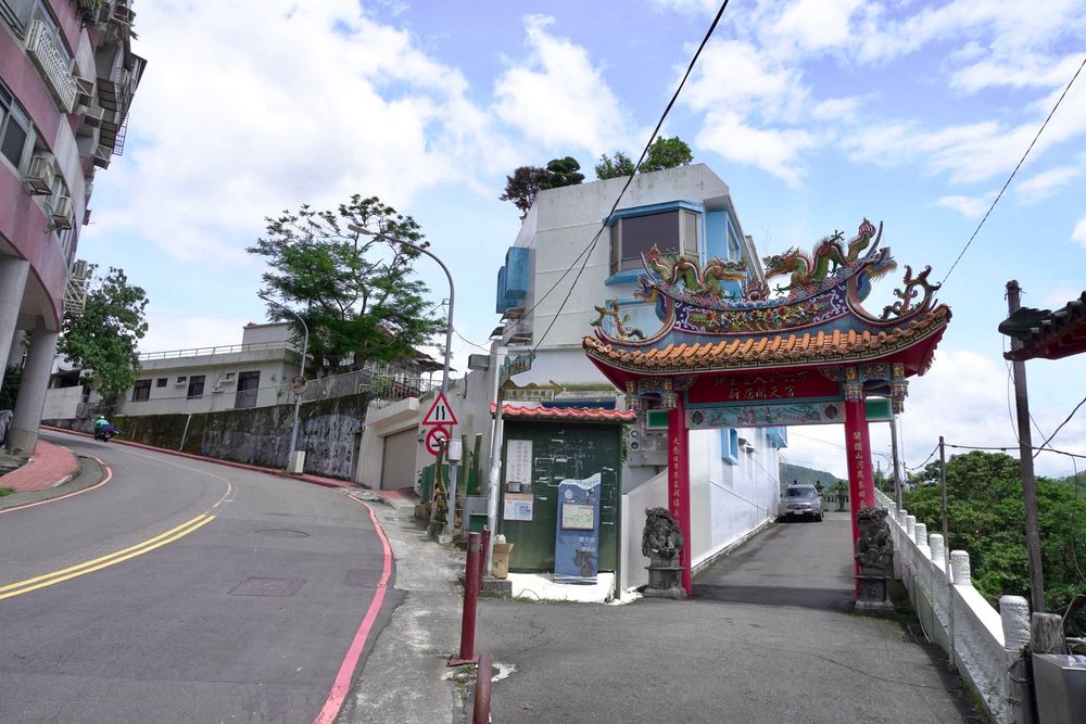 「新店開天宮」位於新店路與新店後街交會處／照片提供者：毛毓翔 / 拍攝日期：2025/05/27