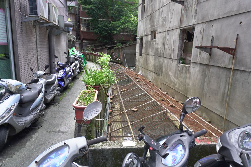 大坪林圳道(新店後街與國校路交叉口巷內)／照片提供者：毛毓翔 / 拍攝日期：2025/05/27