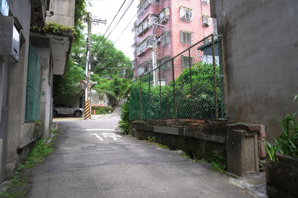 從新店國小方向有一條筆直的大斜坡一路傾下，坡腳便是「通學橋」／照片提供者：毛毓翔 / 拍攝日期：2025/05/27