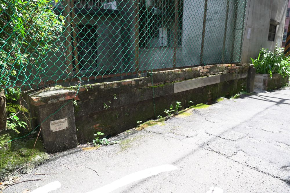 通學橋下見有「大坪林圳」的明暗渠遺跡。／照片提供者：毛毓翔 / 拍攝日期：2025/05/27