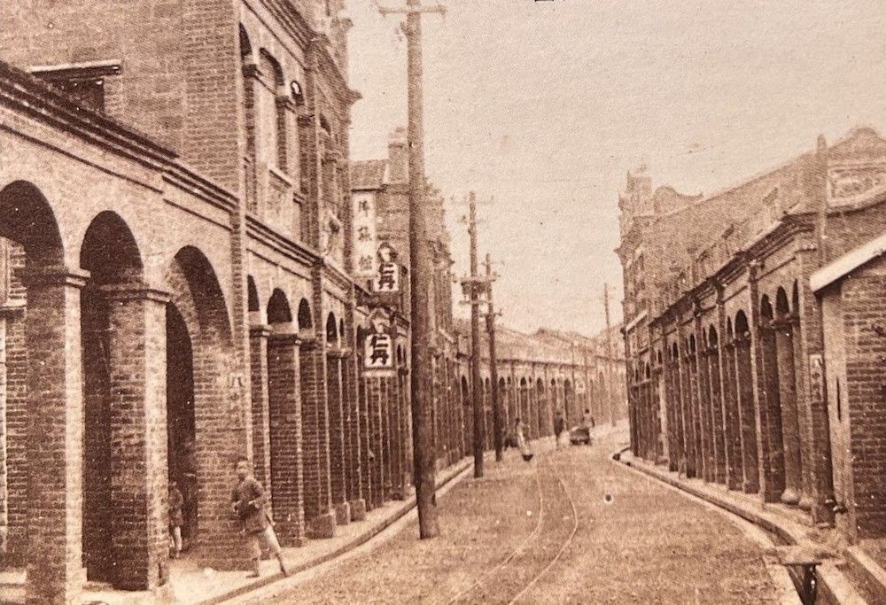 1920年民權老街 可看到輕便車軌道（照片拍攝者：蕭秀梅／拍照日期：2025/6/1翻拍）