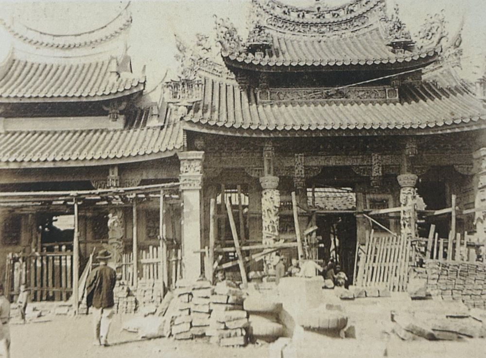 祖師廟1947年第三次重建時，廟埕堆滿了石材（照片拍攝者：周玉麟翻拍）