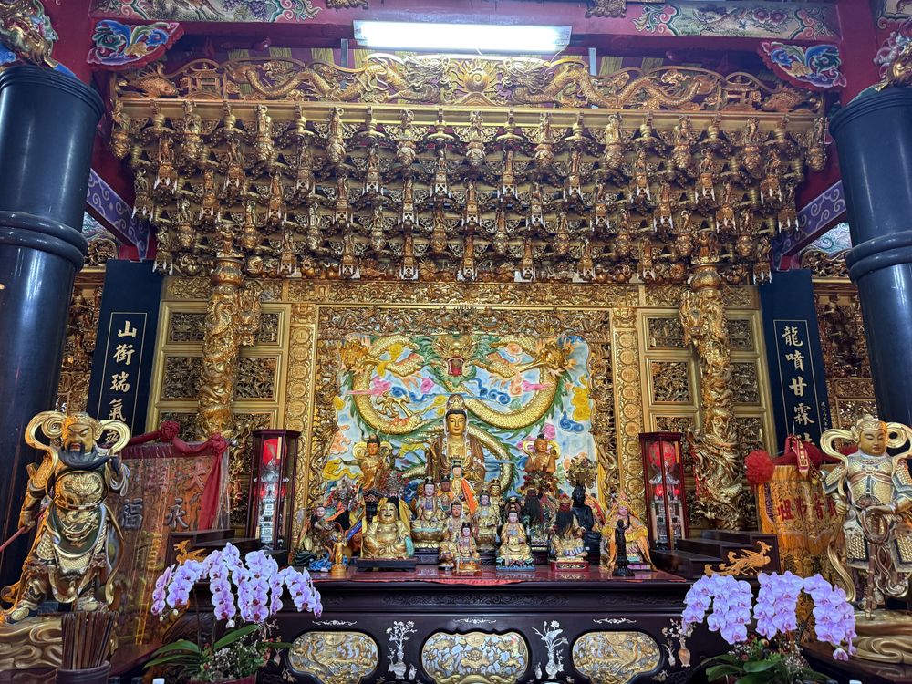 龍山寺大殿（照片拍攝者：陳粉／拍照日期：2025/4/19）