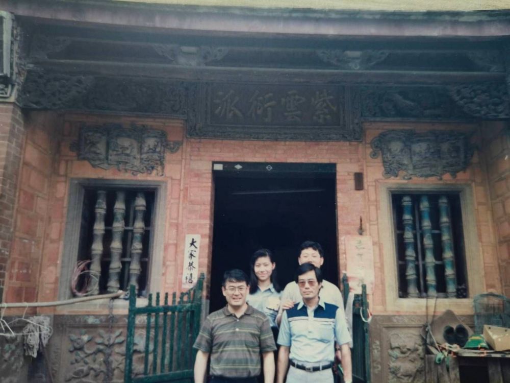 黃家後人在祖厝前合照（照片拍攝者：黃瓊麗）