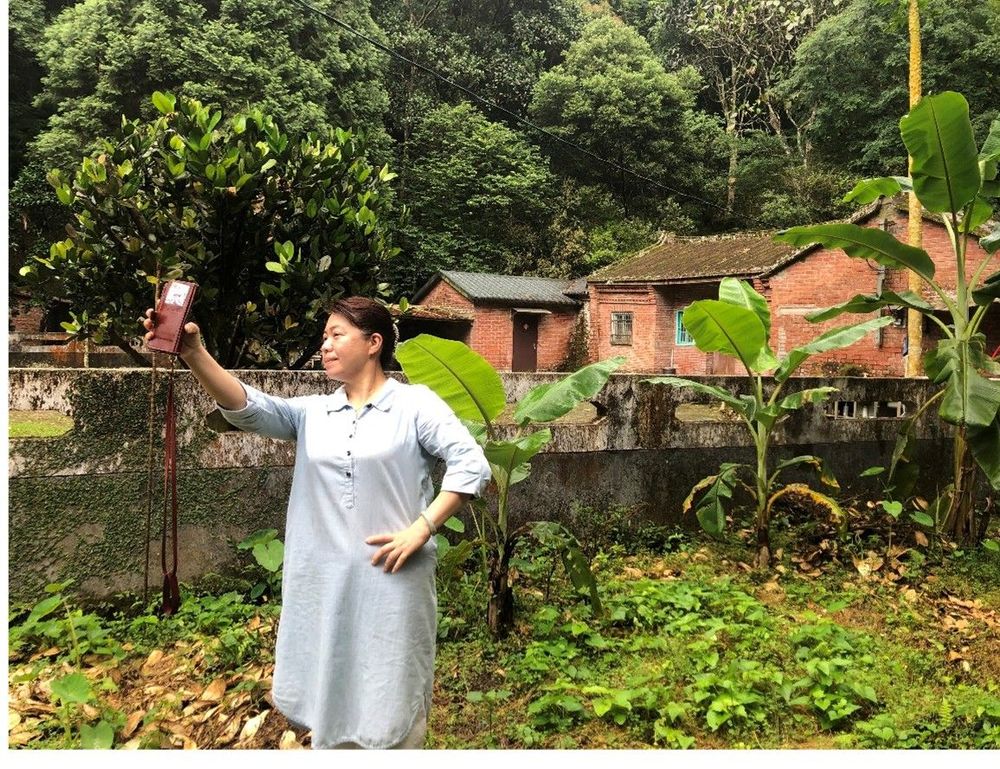 美女身後遠處是臺陽海山 正坑口（照片拍攝者：黃蕭添）