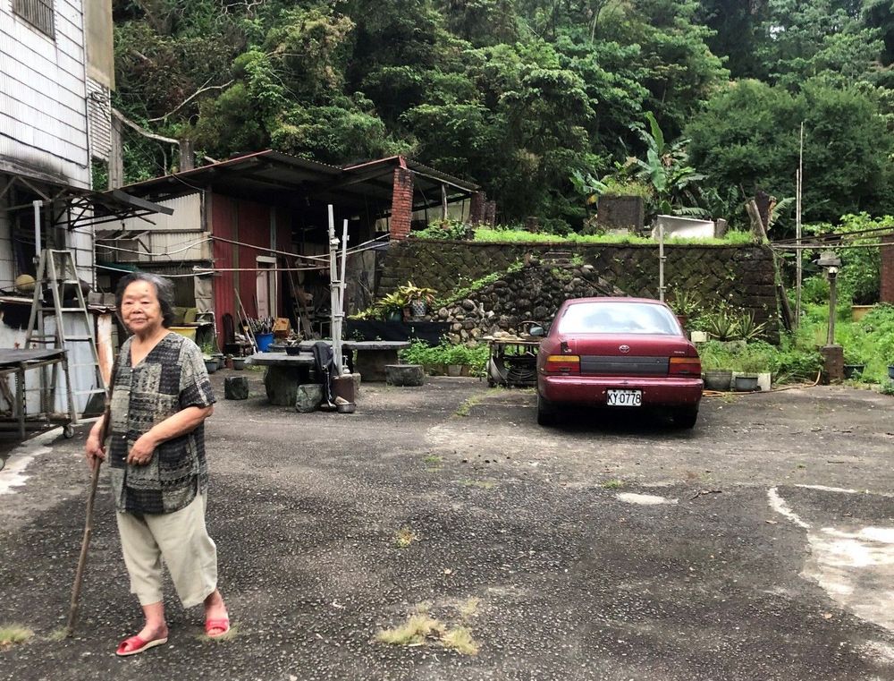 後方是焦炭窯的正面，工人挑煤登斜梯而上於窯頂倒入窯內進行高溫乾餾