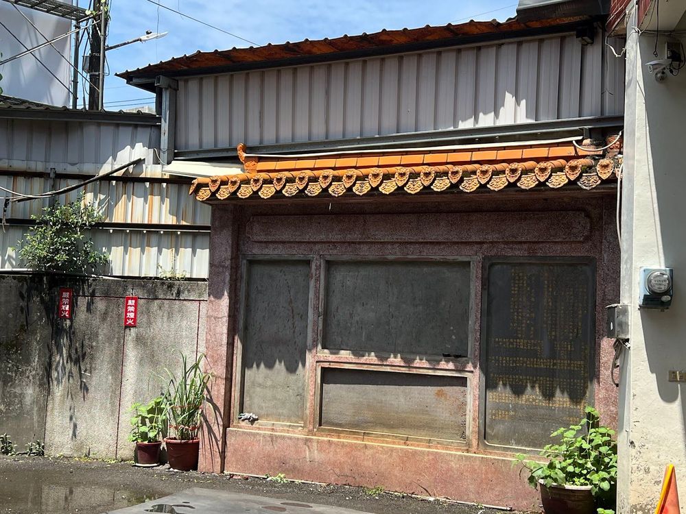 碑、誌 皆鑲在這牆上，且在戶外，所以沿革誌大多受損。（照片拍攝者：蕭秀梅／拍照日期：2025/5/30）