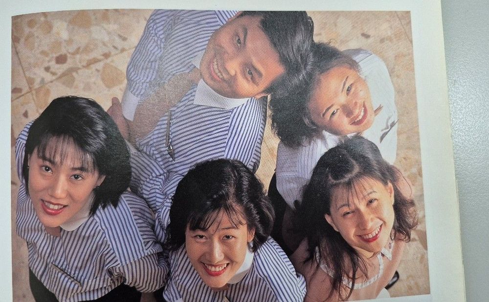 鴻禧大溪山莊於1994年開幕後旅館員工照片，中唯一男員工為作者（拍攝者：鴻禧大溪期刊）