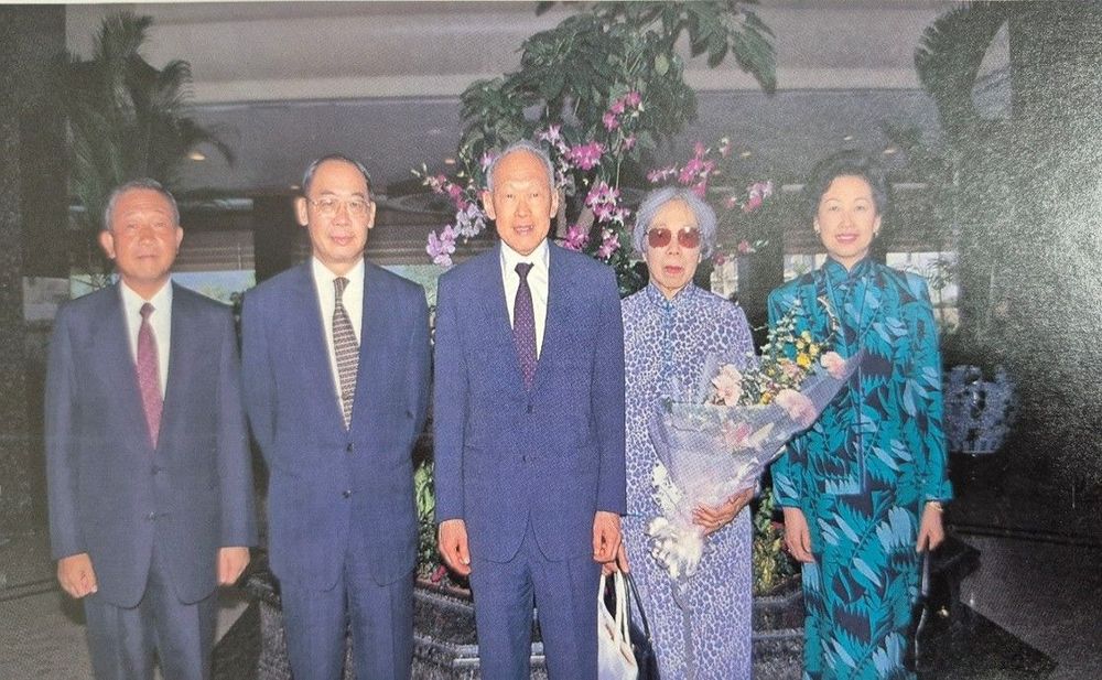 前新加坡總理李光耀伉儷光臨鴻禧大溪之照片，面對照片最左為張秀政董事長。（拍攝者：鴻禧大溪期刊）