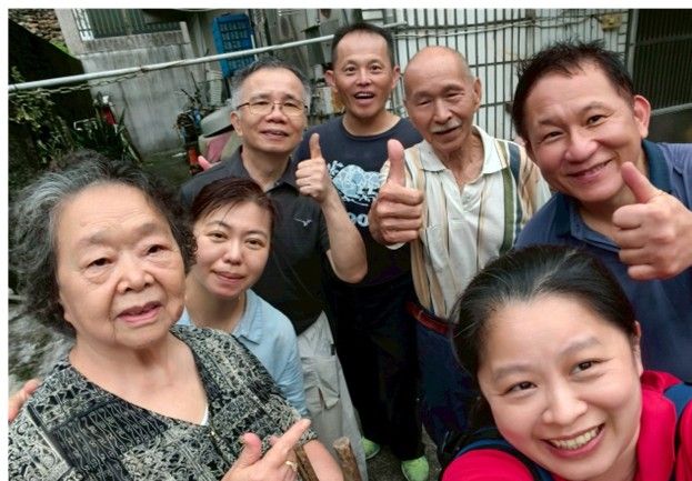 煉焦窯老闆娘 陳鄭新奶奶，後二為筆者身旁長者是正福末代礦工 黃蕭添耆老