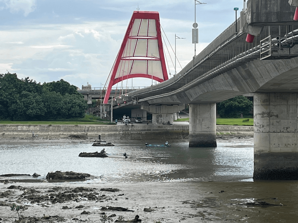 02 第三代舊港大橋，亦即百年防洪斜張大橋(拍攝者: 韓雯玉, 2024.08.16)\n 02 The third-generation Jiugang Bridge, also known as the century-old flood control cable-stayed bridge (Photographer: Han Wenyu, 2024.08.16)