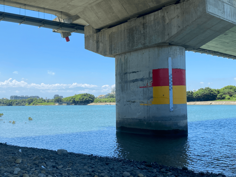 03 橋墩水位標線/提供者: 島港豐巢\n 03 Water level markings on the Bridge pier/Provided by Dao Gang Feng Chao