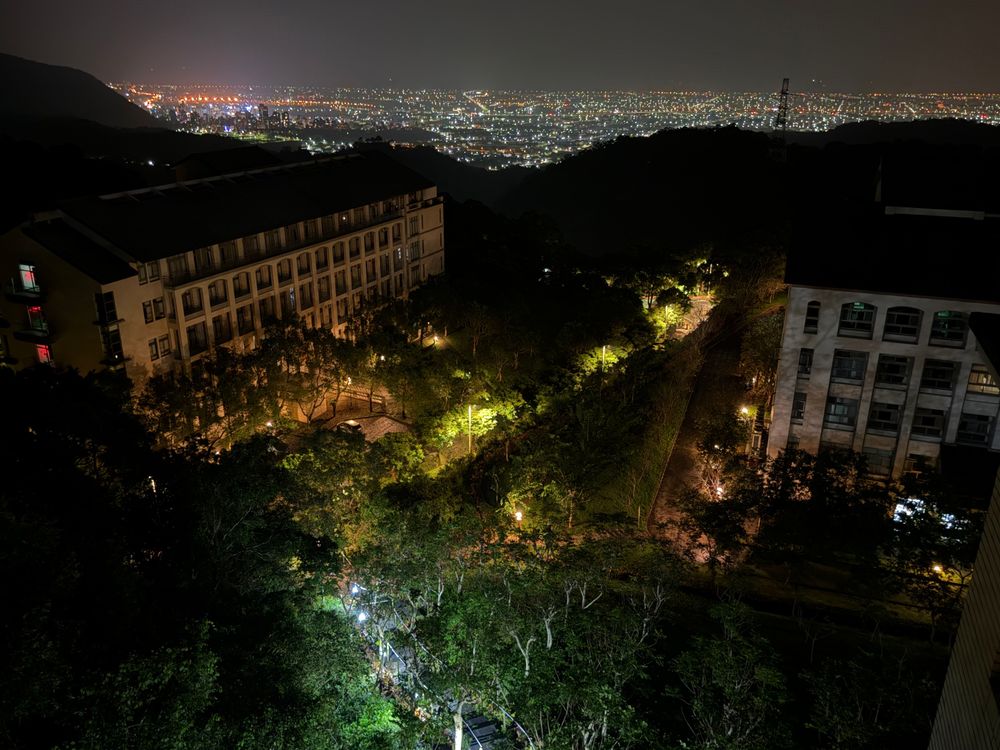 佛光大學精彩夜景（照片提供者：劉慶適、釋慧緣、蔡嘉朗 / 拍攝日期：2025.10.31）