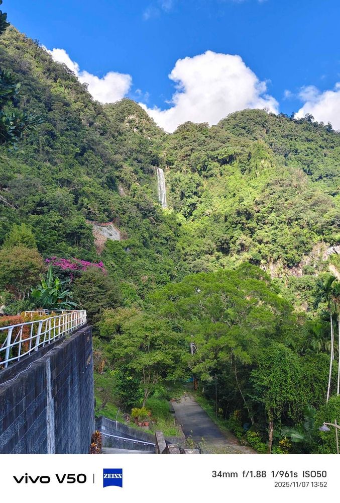 抹茶山步道遠眺五峰旗瀑布(照片提供者：吳友睿 / 拍攝日期：2025.10.30)