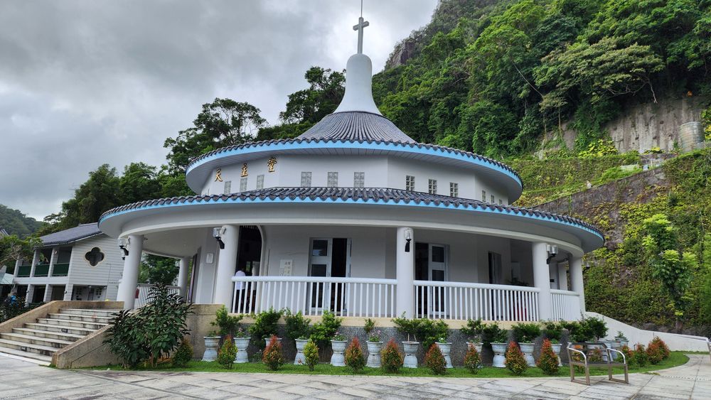五峰旗瀑布風景區聖母山莊外觀(照片提供者：劉慶適、釋慧緣、蔡嘉朗 / 拍攝日期：2025.10.31)