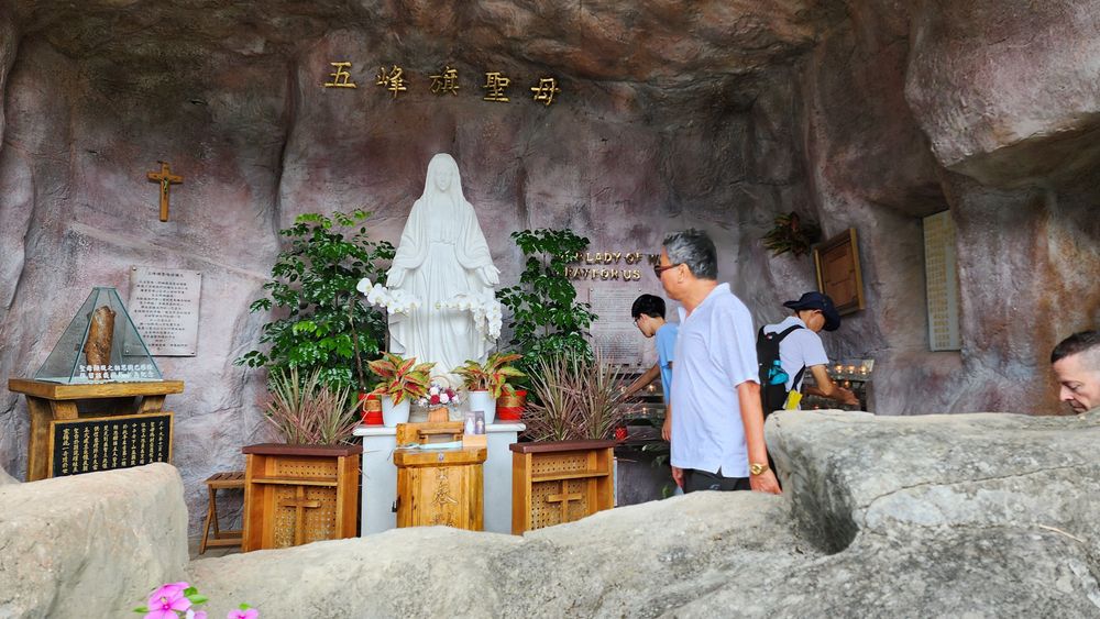 五峰旗瀑布風景區聖母朝聖地(照片提供者：劉慶適、釋慧緣、蔡嘉朗 / 拍攝日期：2025.10.31)
