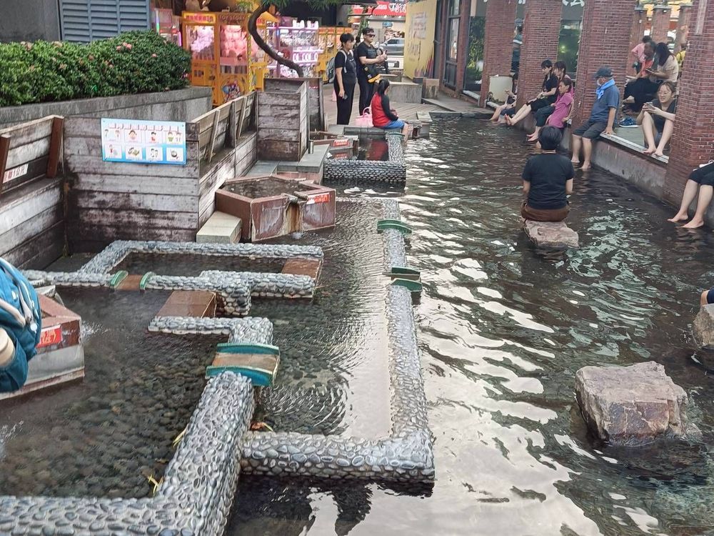 湯圍溝溫泉公園泡腳池(照片提供者：張邵宸、高承佑、楊翰廷、葉侑茹 / 拍攝日期：2025.10.31)