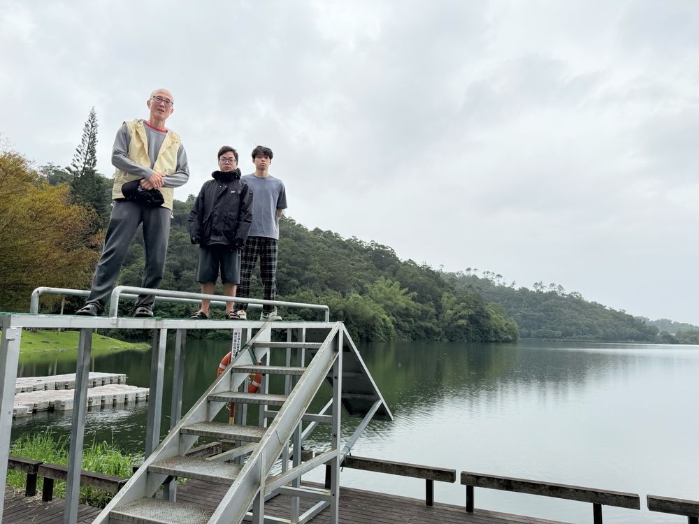 組員與龍潭湖合照(照片提供者：楊語政、陳晏鋐、王巨中、釋慧諭 / 拍攝日期：2025.10.31)