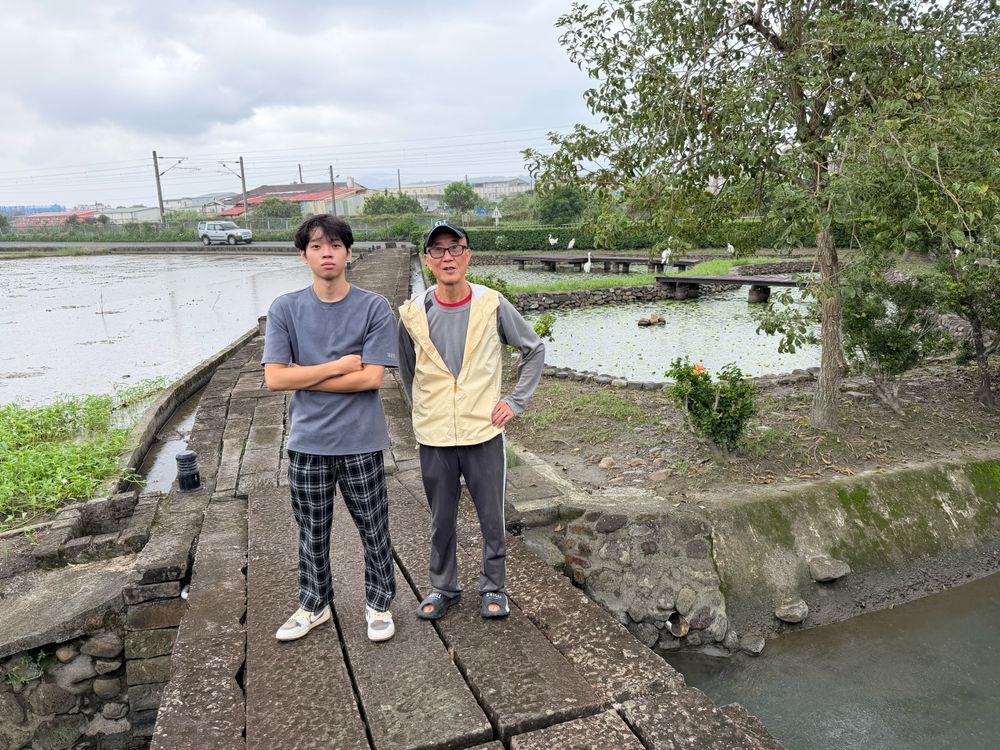 組員與武暖石板橋合照(照片提供者：楊語政、陳晏鋐、王巨中、釋慧諭 / 拍攝日期：2025.10.31)