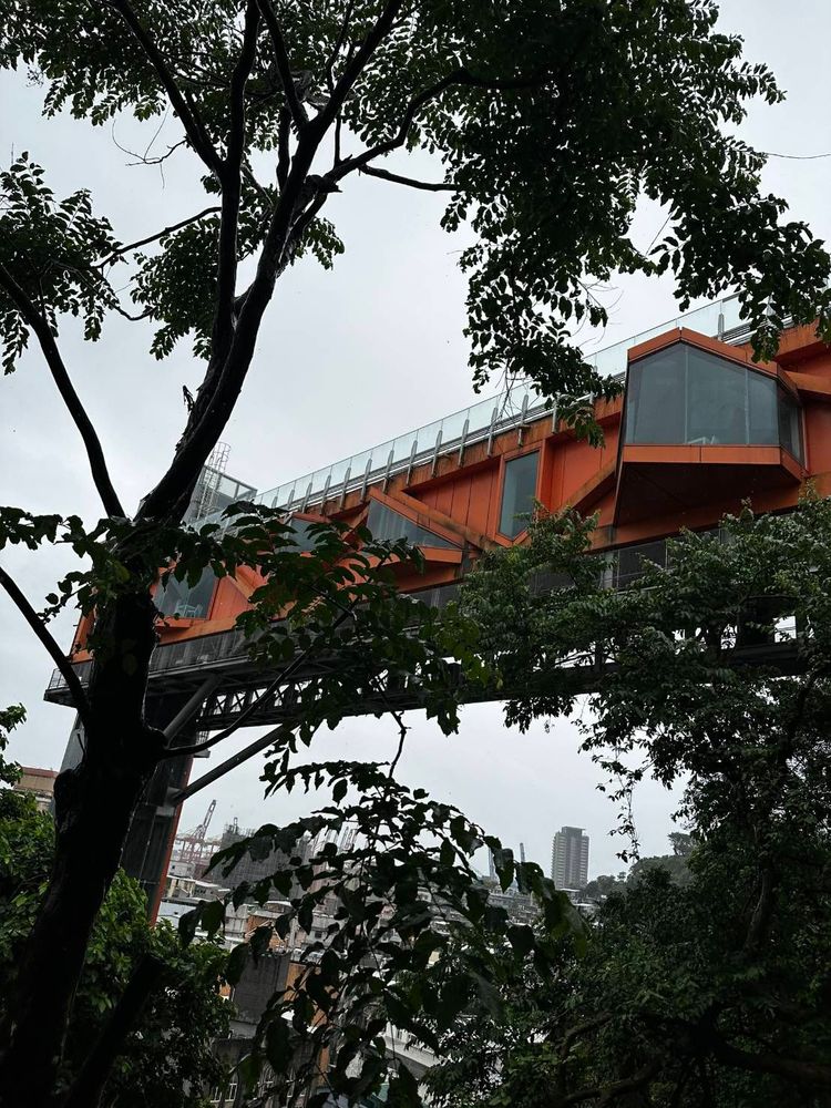 從下方可見基隆塔亮橘色的塔身，即使煙雨濛濛也依然醒目。(拍攝者：王韋齊 ∕ 拍攝日期：2026/05/05)