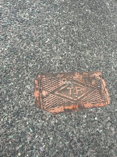 TR磚：鐵路建築用磚，常見在車站與宿舍。拍攝者：黃珈媛/拍攝日期：2026.5.6