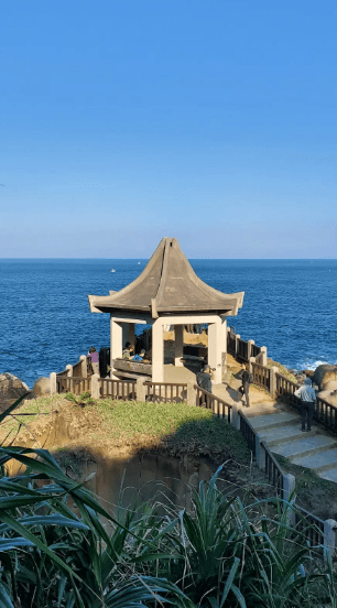 等嶼亭前方可見基隆嶼，下方有千敷疊翠的海蝕地景。拍攝者：王懷璿∕拍攝日期：2025/12/16