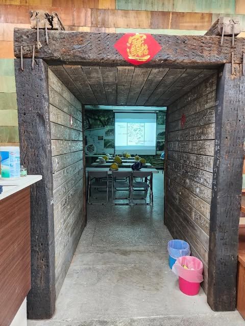 附圖為瑪陵坑遊客中心裡仿造在隧道裡的建築，內部有建設椅子和投影幕，可在此處觀看瑪陵坑的各種大小事。