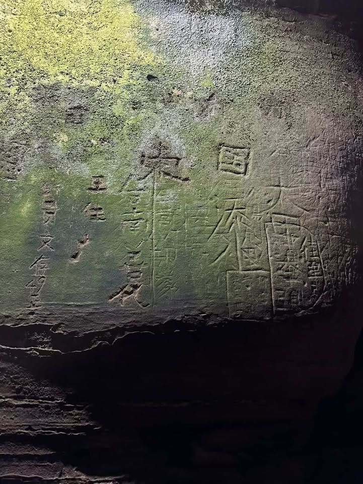 這是我們當時在一線天裡拍到的古人刻下的字跡。拍攝者:張妙恩拍攝日期：2026.3.14