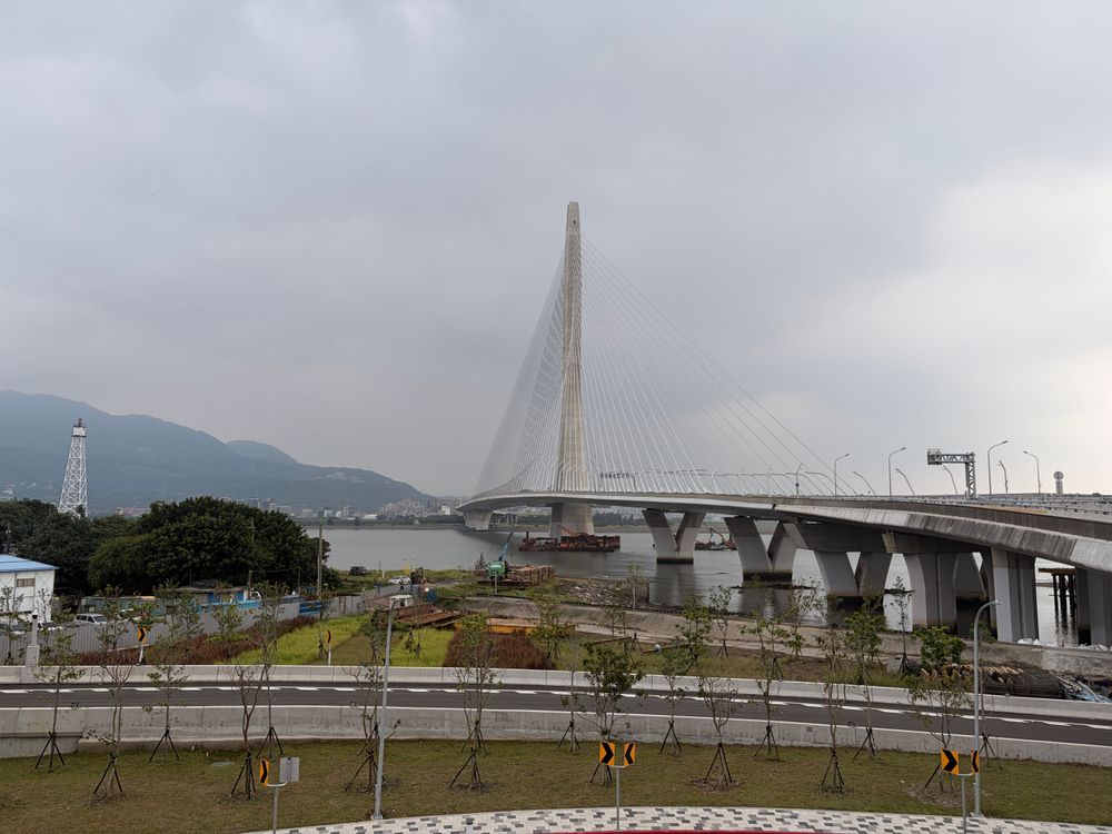 眺望淡江大橋（照片提供者：新北市政府）